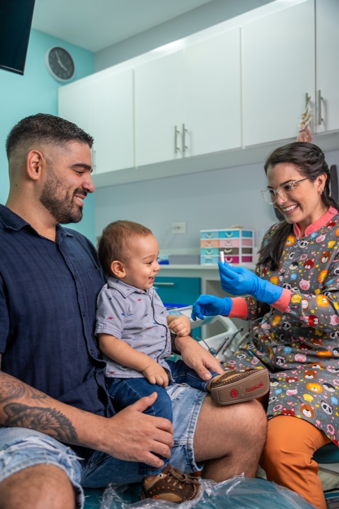 Bebé en su primera consulta dental junto a su papá