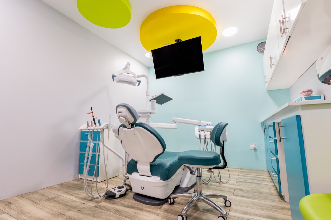 Consultorio dental infantil con colores alegres