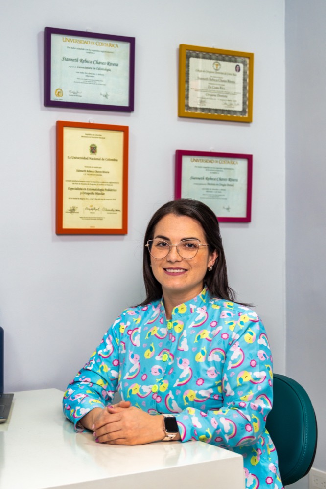 Dra. Siánneth Chaves en su consultorio con sus diplomas