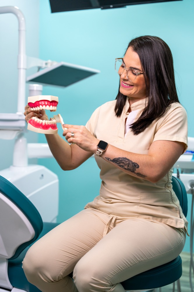 La doctora enseñando higiene dental con un modelo