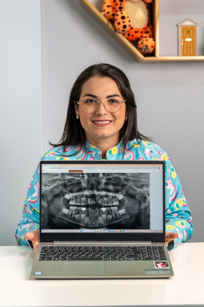 La doctora mostrando una radiografía panorámica