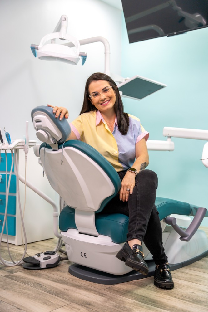 La doctora junto al sillón dental