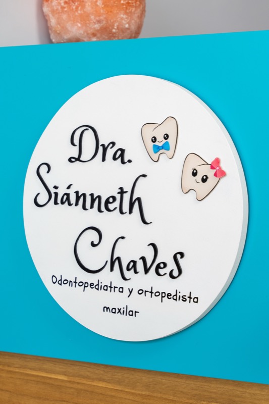 Rótulo de la Clínica Dental Infantil Dra. Siánneth Chaves
