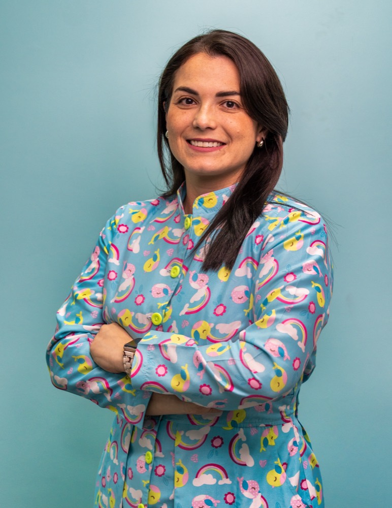 La doctora con gabacha celeste de unicornios